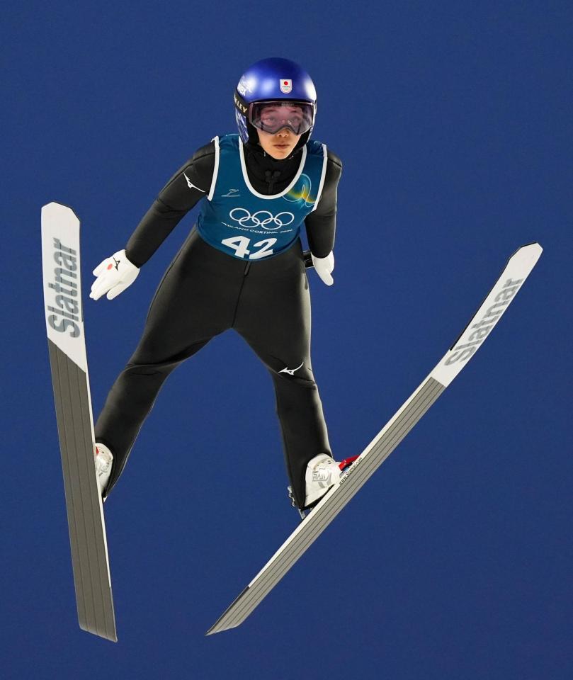 女子個人ノーマルヒルの公式練習で飛躍する高梨沙羅＝プレダッツォ（共同）