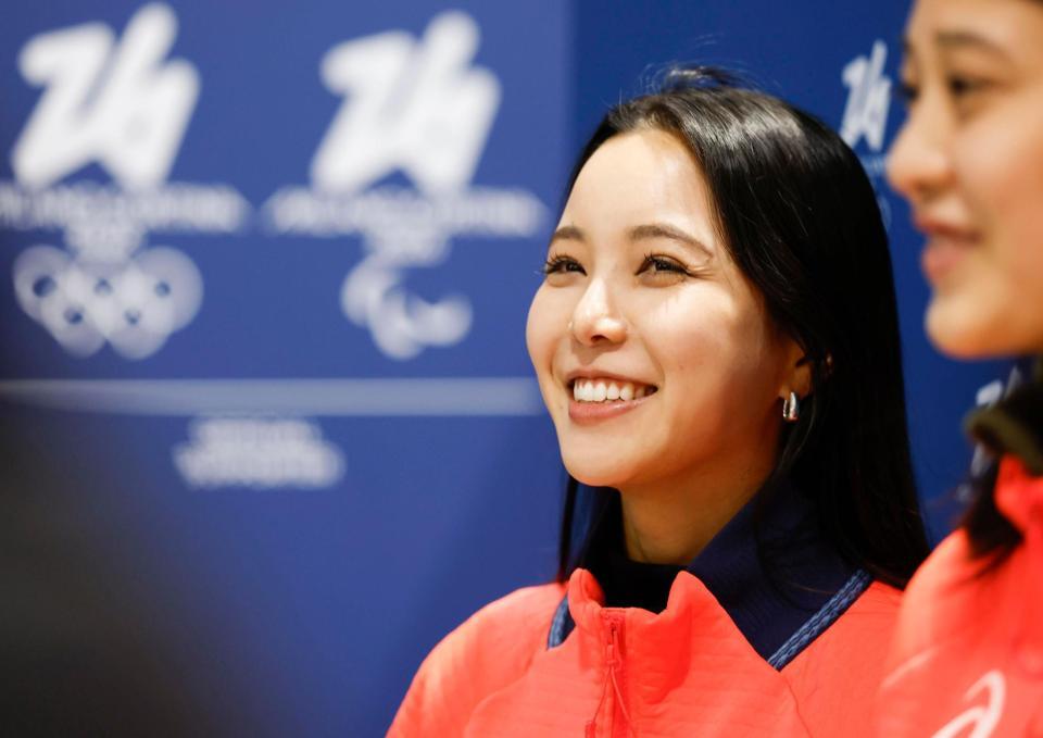 イタリア・ミラノのマルペンサ空港に到着し、取材に応じる高梨沙羅＝２日（共同）