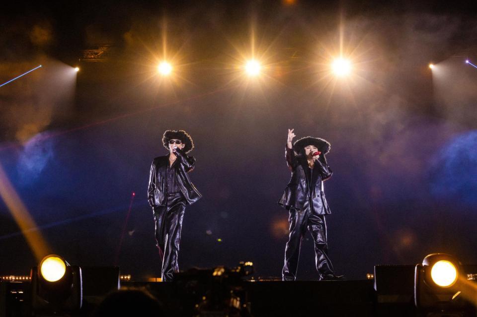 ＭＩＮＧＹＵ（左）とＳ．ＣＯＵＰＳ（右）＝ⓟ＆©☆　ＰＬＥＤＩＳ　Ｅｎｔｅｒｔａｉｎｍｅｎｔ