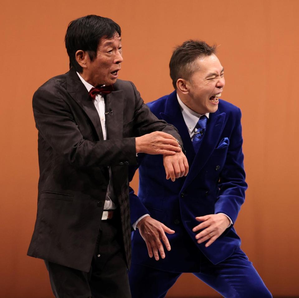 「古希還暦」として漫才を披露した明石家さんま（左）と太田光（撮影・伊藤笙子）