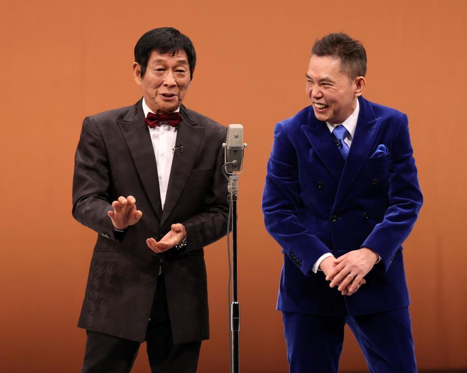 「古希還暦」として漫才を披露した明石家さんま（左）と太田光題（撮影・伊藤笙子）