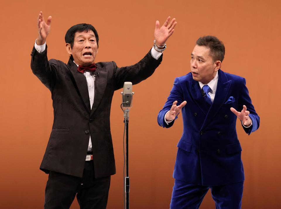 「古希還暦」として漫才を披露した明石家さんま（左）と太田光題（撮影・伊藤笙子）