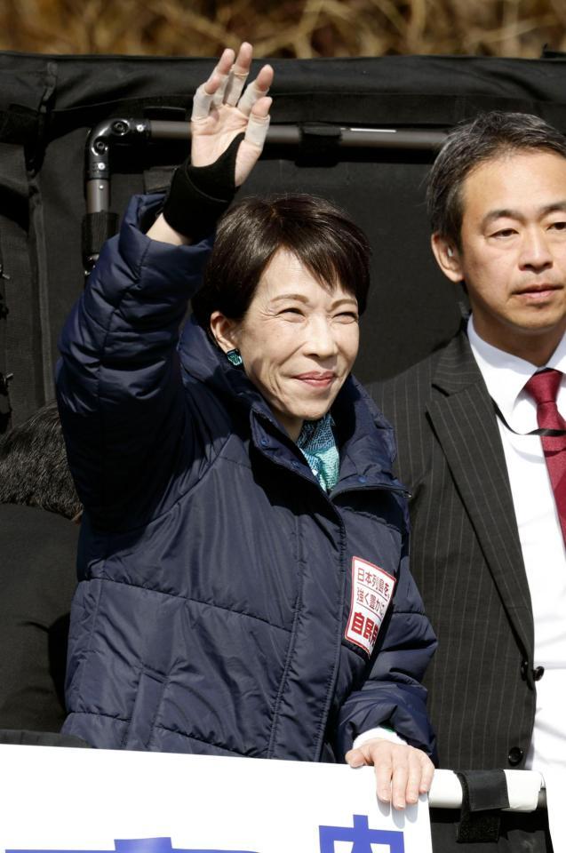 街頭演説会場に到着し、手を振る自民党総裁の高市首相＝６日午前、栃木県那須塩原市