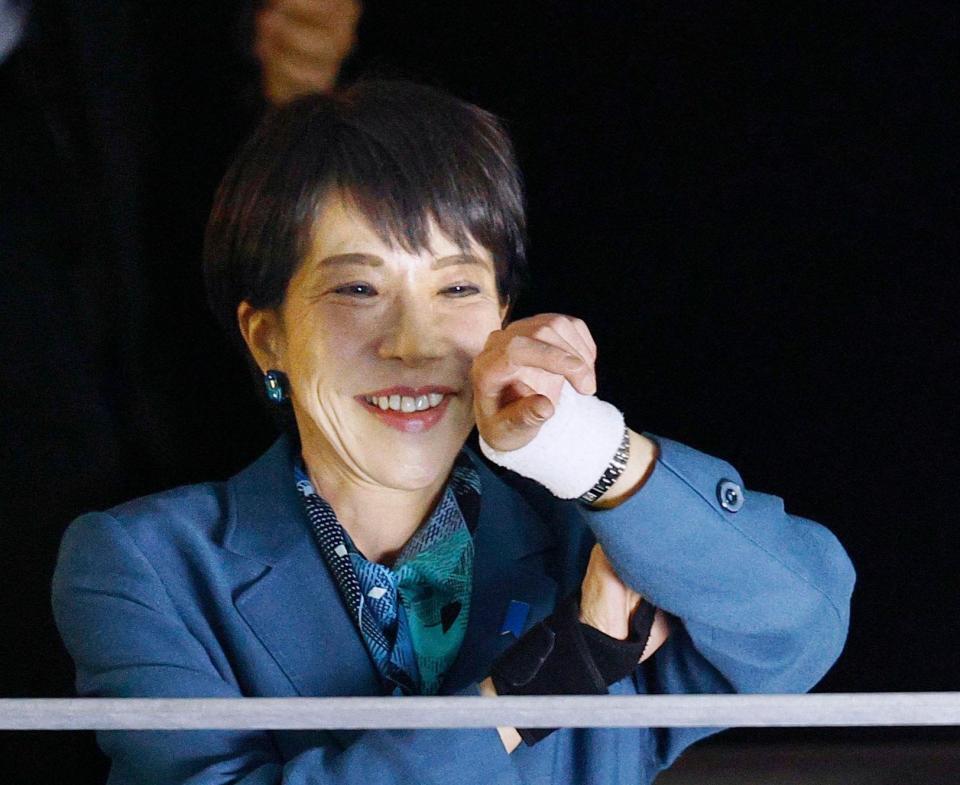 街頭演説を終え、時間を確認する自民党総裁の高市首相＝６日午後、宮崎県新富町