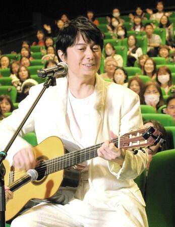 ファンの前でギターを手にする福山雅治