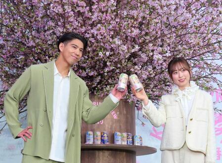 桜の前で乾杯をする賀来賢人（左）と福原遥