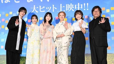 初日舞台あいさつに登場した（左から）西垣匠、志田未来、浜辺美波、夏木マリ、永作博美、三木孝浩監督（撮影・園田高夫）