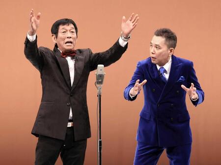 　漫才を披露した明石家さんま（左）と太田光（撮影・伊藤笙子）