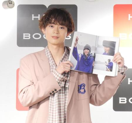 お気に入りカットをアピールする水沢林太郎