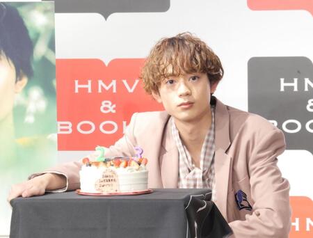 サプライズでケーキをプレゼントされた水沢林太郎