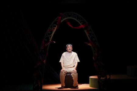 熱演する山里亮太©吉本興業