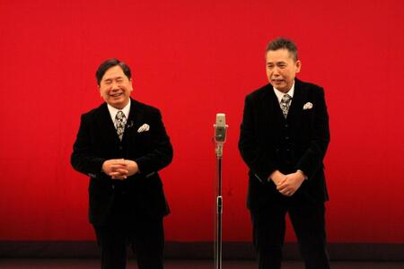 時事漫才を披露した爆笑問題