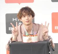 サプライズでケーキをプレゼントされ「２３歳」とアピールする水沢林太郎