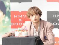 サプライズでケーキをプレゼントされた水沢林太郎