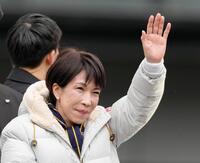 　街頭演説で手を振る自民党総裁の高市首相