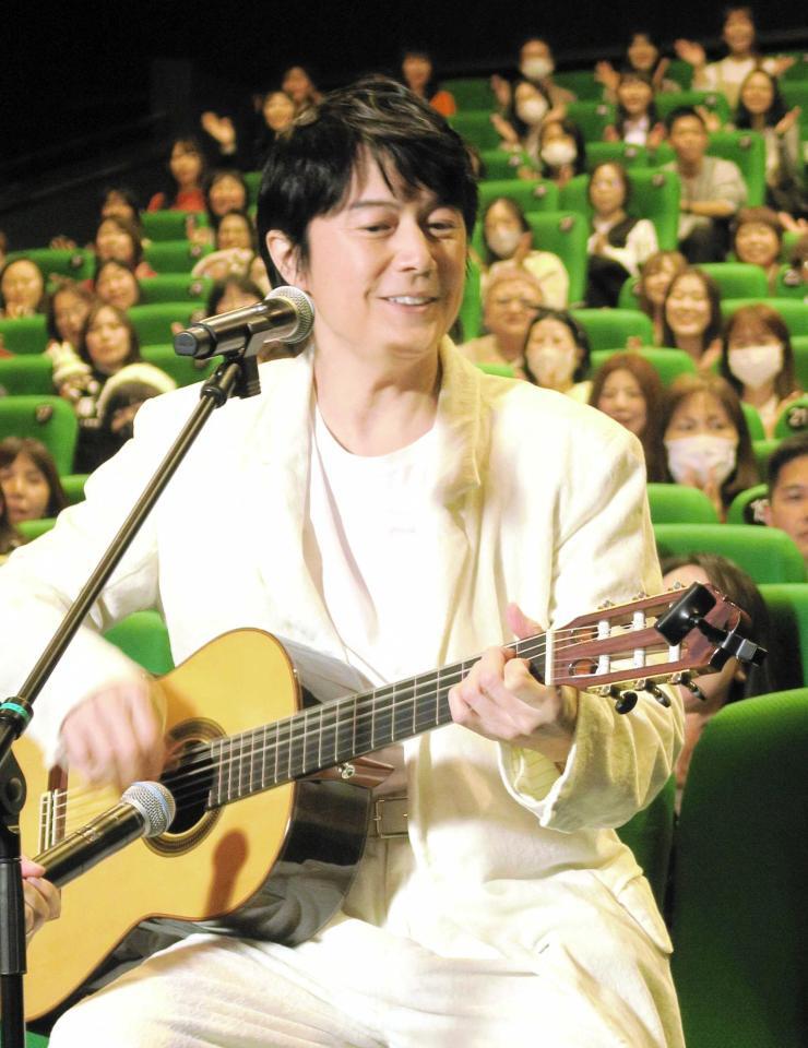 ファンの前でギターを手にする福山雅治