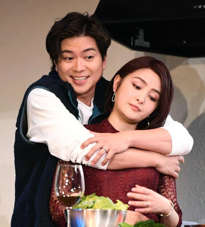 妻役の葵わかな（右）を後ろから抱きしめる加藤シゲアキ（撮影・園田高夫）