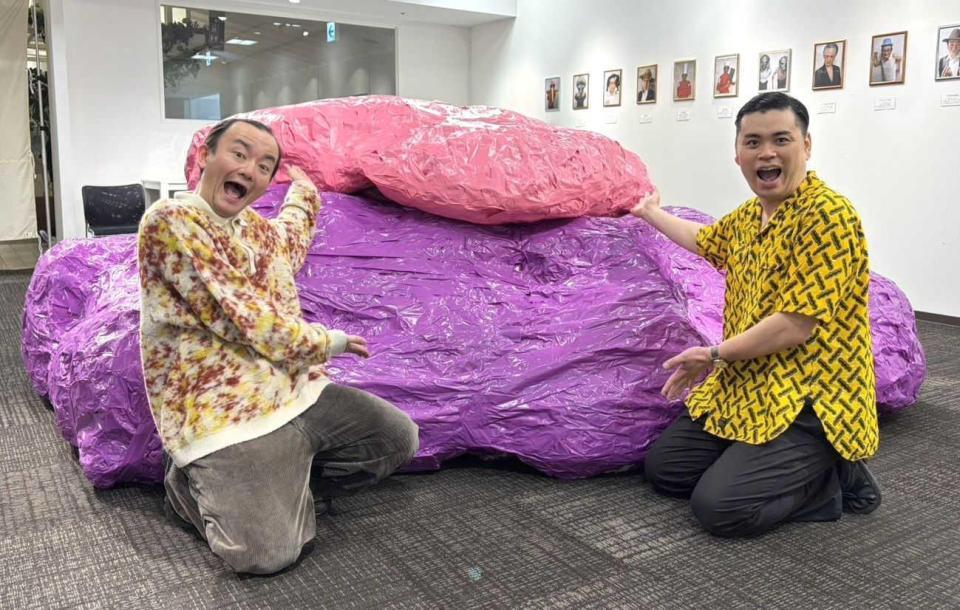 　ファンと巨大オブジェを制作した、ななまがり・森下直人（左）と初瀬悠太