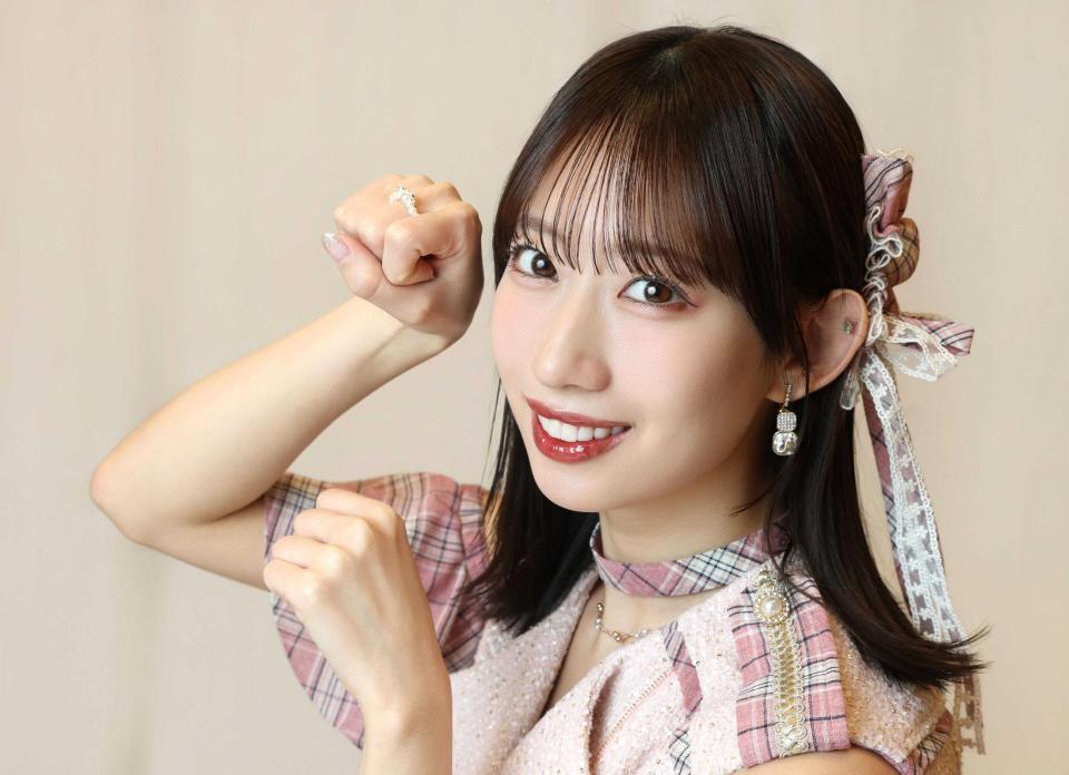 午年生まれらしくポーズを決める前田こころ（撮影・石井剣太郎）
