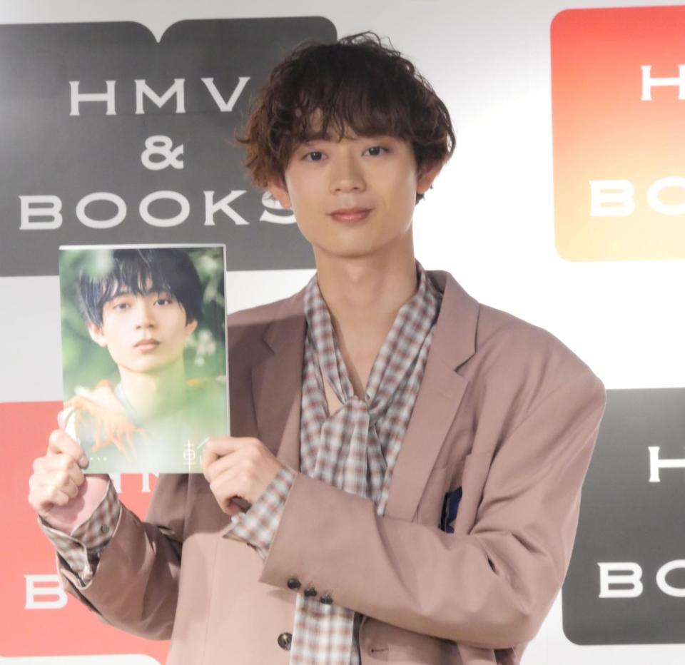 写真集をアピールする水沢林太郎