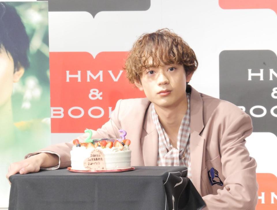 サプライズでケーキをプレゼントされた水沢林太郎