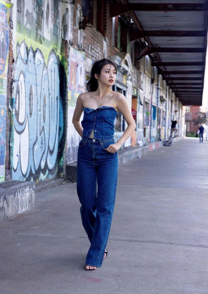 　モーニング娘。’２６牧野真莉愛　写真集「Ｂｌｏｏｍｉｎｇ　ＭＡＲＩＡ２５」撮影：中山雅文　ワニブックス刊