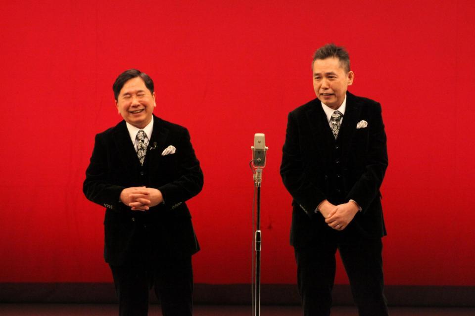 時事漫才を披露した爆笑問題