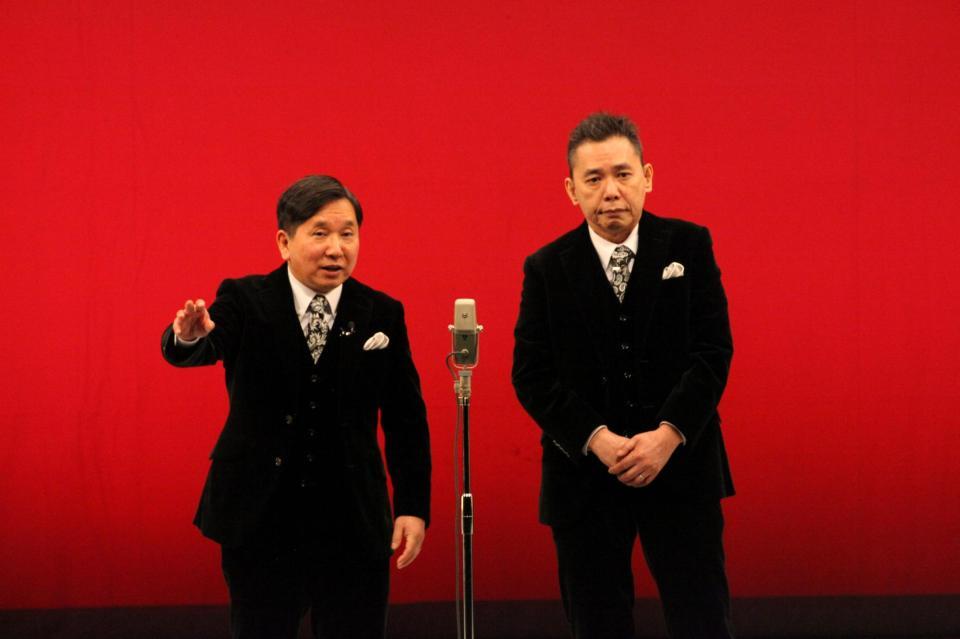 時事漫才を披露した爆笑問題