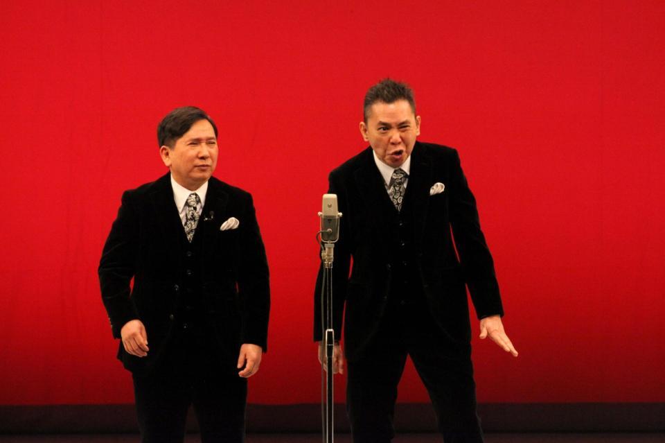時事漫才を披露した爆笑問題