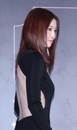 　背中が大きく空いたドレスで登場したＭＯＭＯ（撮影・伊藤笙子）