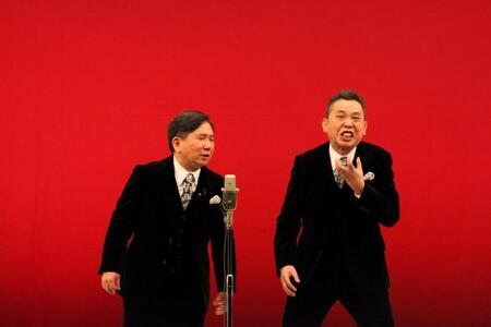 時事漫才を披露した爆笑問題