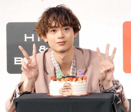 　サプライズでケーキをプレゼントされ笑顔を見せる水沢林太郎