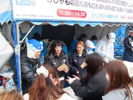 イベントに出席した宮崎朝子（左）と松岡彩