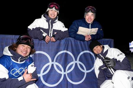 調整を終え、写真に納まるスノーボード男子ビッグエアの（右上から時計回りに）木村葵来、木俣椋真、長谷川帝勝、荻原大翔＝３日、リビーニョ（共同）