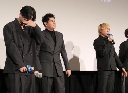 ＳＯＴＡ（右）からの思わぬ暴露に顔を隠すＲＹＵＨＥＩ（左）とにやけるＬＥＯ