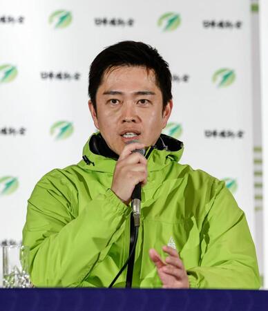 大阪府知事選で３回目の当選を決め、記者会見する吉村洋文氏＝８日夜、大阪市内のホテル