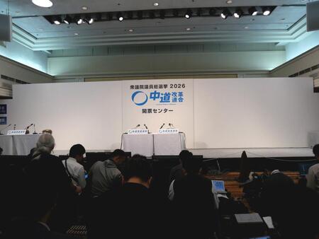 真っ白な壇上のパネルは恒例の花付けを行わないことが伝えられた