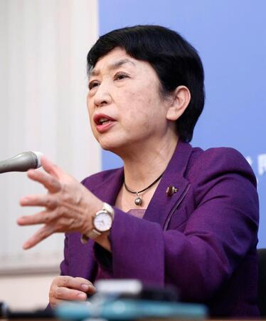 記者会見する社民党の福島党首＝８日午後10時11分、東京都中央区