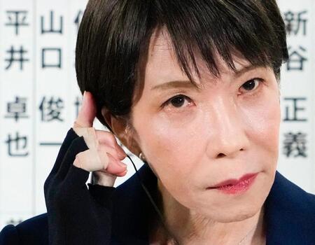 メディアのインタビューに応じる自民党総裁の高市首相＝８日午後10時34分、東京・永田町の党本部