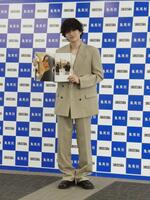 写真集を持ち撮影に応じる菊池風磨