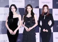 １ｓｔアルバム『ＰＬＡＹ』ポップアップイベントに登場したＭＩＳＡＭＯ（左から）ＭＩＮＡ、ＳＡＮＡ、ＭＯＭＯ（撮影・伊藤笙子）