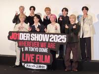 　ライブフィルムの公開舞台あいさつに立ったＪＯ１の（後列左から）金城碧海、佐藤景瑚、與那城奨、川西拓実、河野純喜（前列左から）白岩瑠姫、豆原一成、川尻蓮、木全翔也