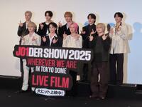 　ライブフィルムの公開舞台あいさつに立ったＪＯ１の（後列左から）金城碧海、佐藤景瑚、與那城奨、川西拓実、河野純喜（前列左から）白岩瑠姫、豆原一成、川尻蓮、木全翔也