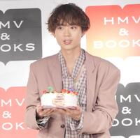 サプライズでケーキをプレゼントされ思わず目を丸くする水沢林太郎