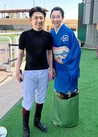 ２０２３年２月、サウジアラビアで。福永祐一は最後の騎乗を前に翠夫人（右）と