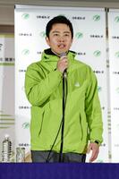 大阪府知事選で３回目の当選を決め、記者会見する吉村洋文氏＝８日夜、大阪市内のホテル