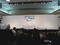 真っ白な壇上のパネルは恒例の花付けを行わないことが伝えられた