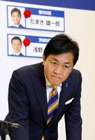 テレビの中継を見る国民民主党の玉木代表＝８日午後８時34分、東京都新宿区