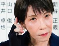 メディアのインタビューに応じる自民党総裁の高市首相＝８日午後10時34分、東京・永田町の党本部