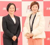 話題のダウン姿でサービス精神旺盛に撮影に応じた大石あきこ氏（右）と櫛渕万里氏